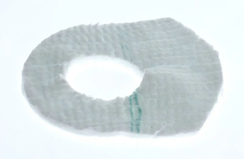 Isolierring von Bosch, ovales Objekt aus weißem Material mit mittigem Loch, Struktur wird durch feine Linien erkennbar.